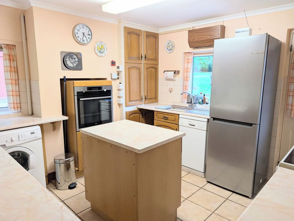 Dishwasher, cookware/dishes/utensils