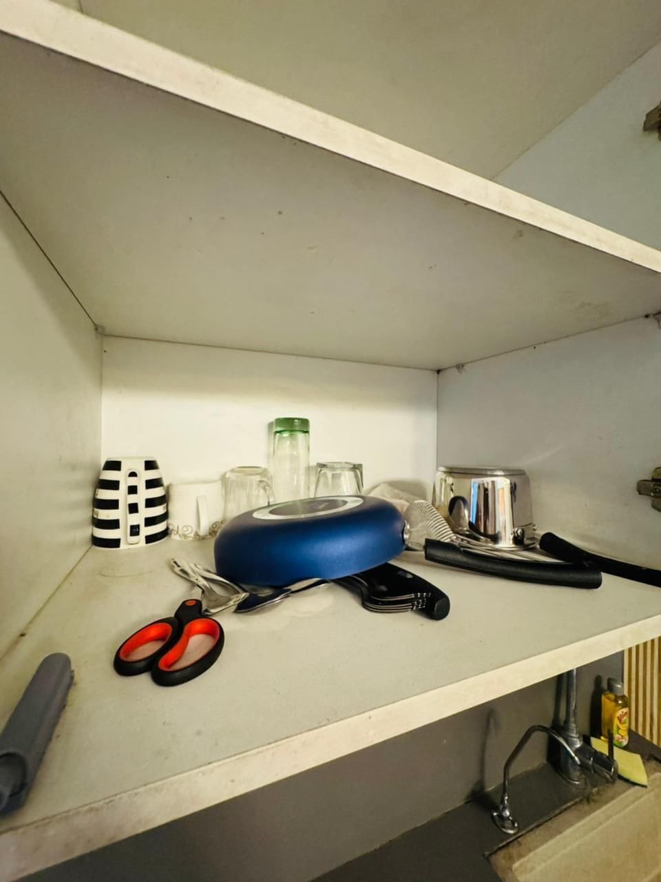 Luxury Studio Suite, City View | Private kitchen | Mini-fridge, microwave, cookware/dishes/utensils