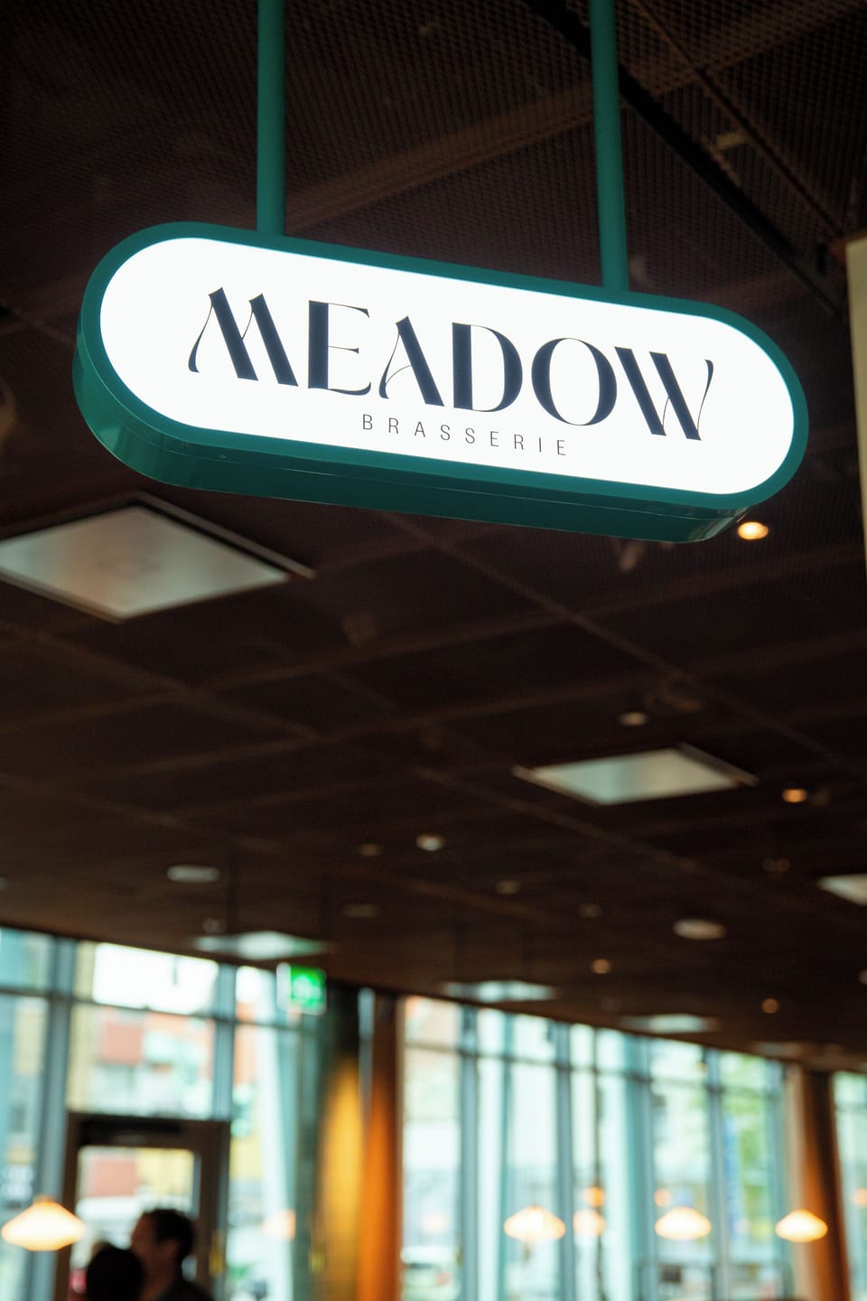 3 restaurants; lunch and dinner served