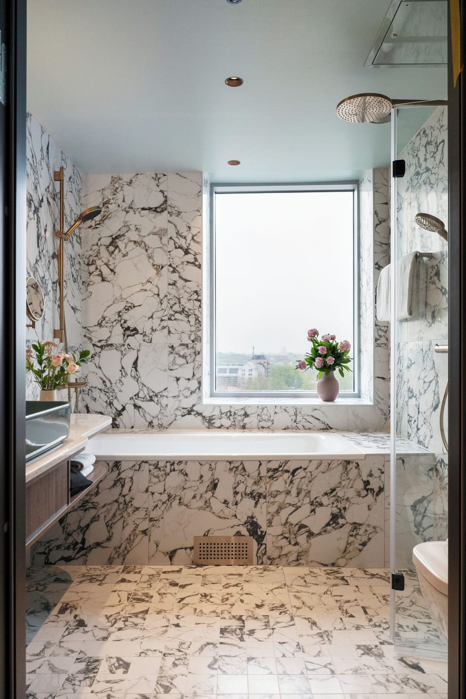 Junior King Suite with Balcony and Sea View including spa & pool club access | Bathroom | Hair dryer, towels, soap, shampoo