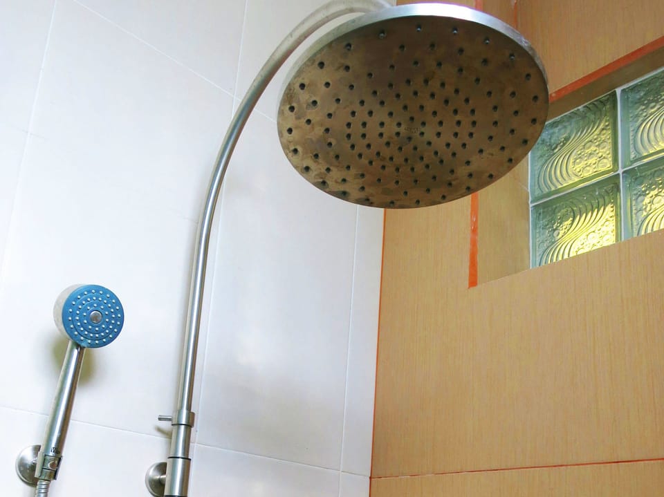 Deluxe Room | Bathroom shower
