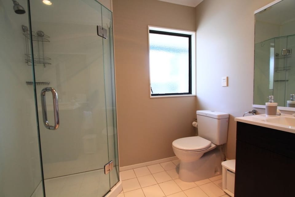 Premium Double Room, Ocean View | Bathroom | Shower, free toiletries, hair dryer, bathrobes