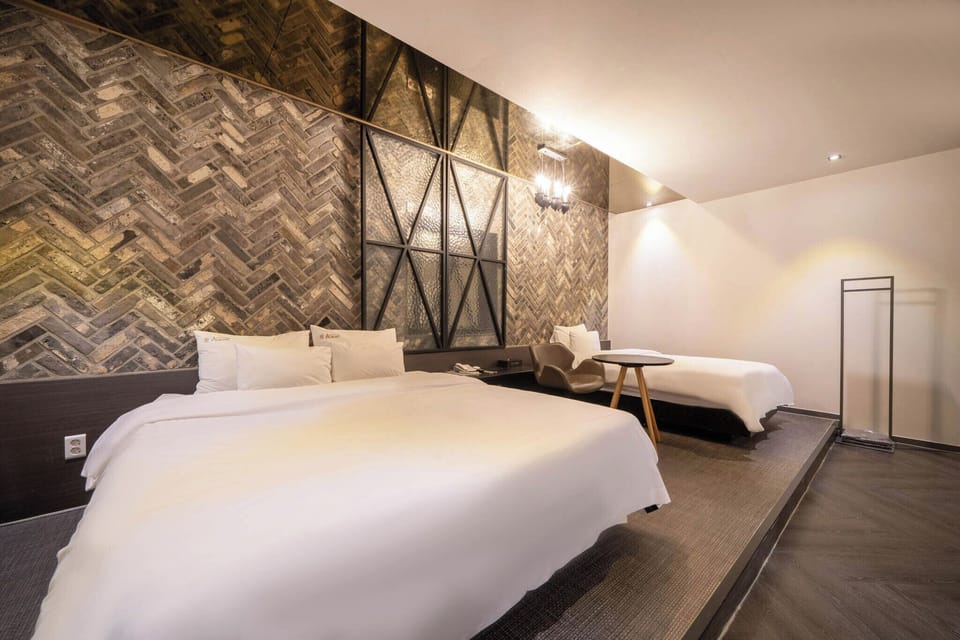 Premium Twin | Desk, free WiFi, bed sheets