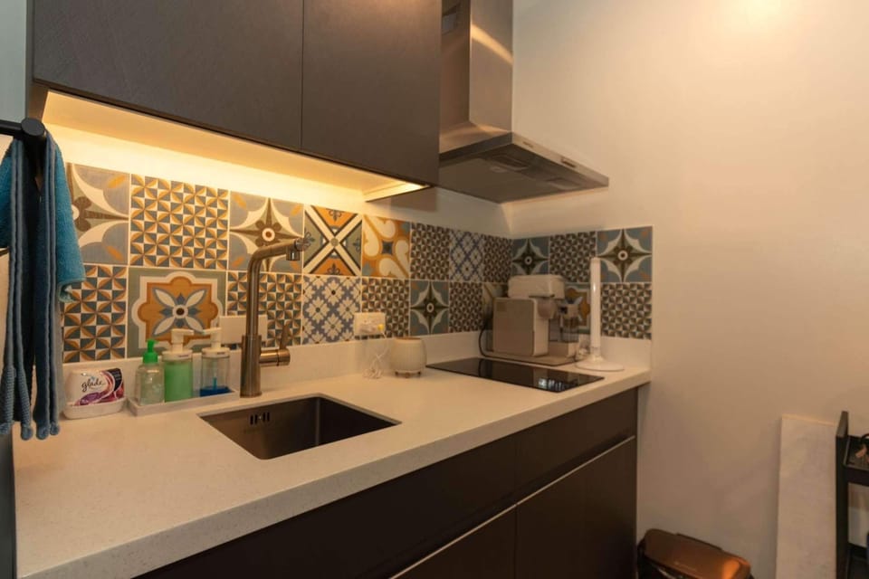 Deluxe Condo, City View | Private kitchen