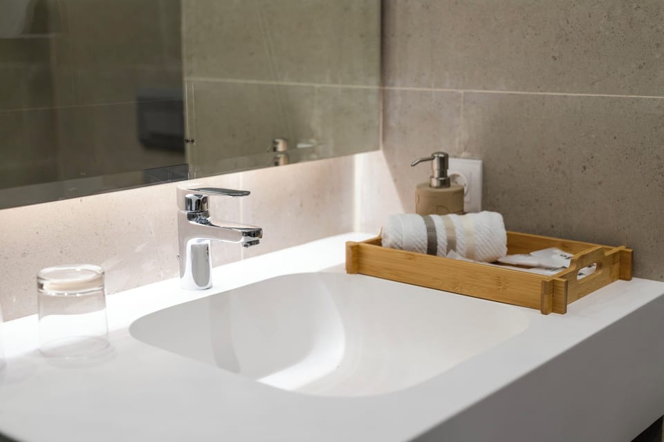 Deluxe Twin Room, 1 Bedroom | Bathroom | Bidet, towels, soap, shampoo