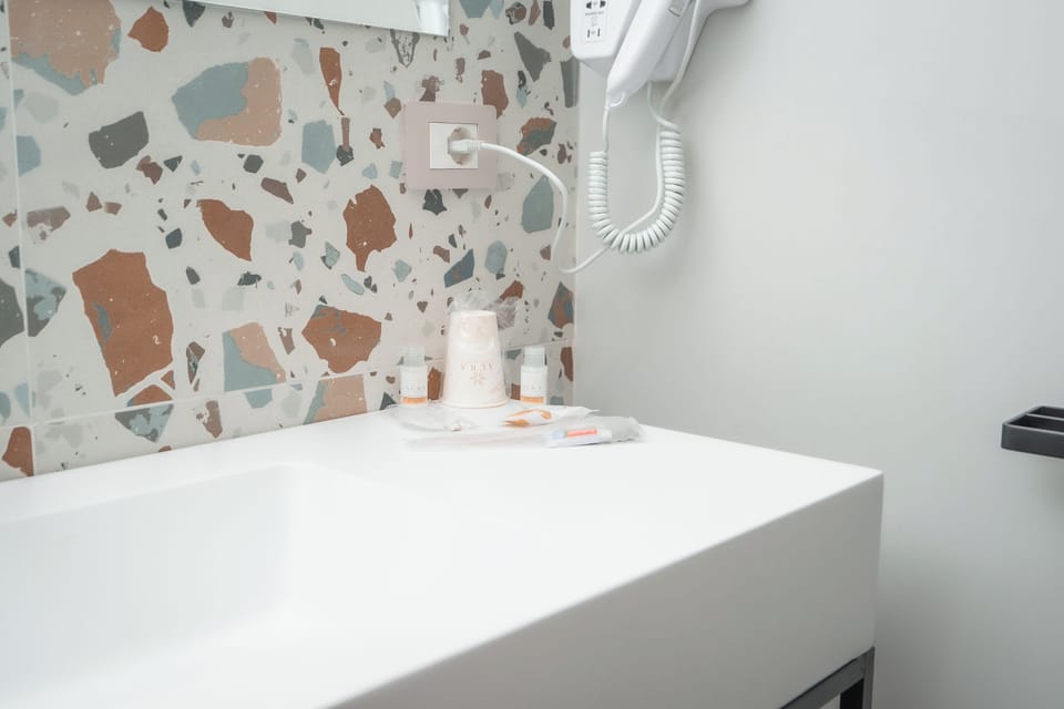Deluxe Room | In-room safe, desk, laptop workspace, soundproofing