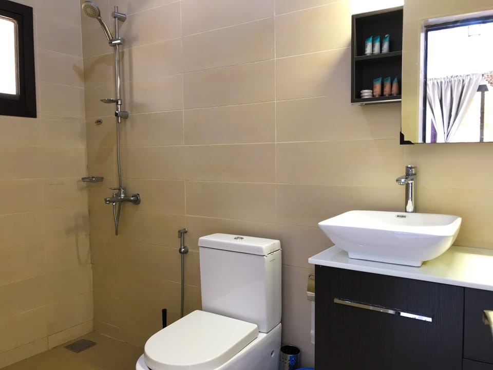 Deluxe Room, Beach View | Bathroom | Shower, free toiletries, towels, soap