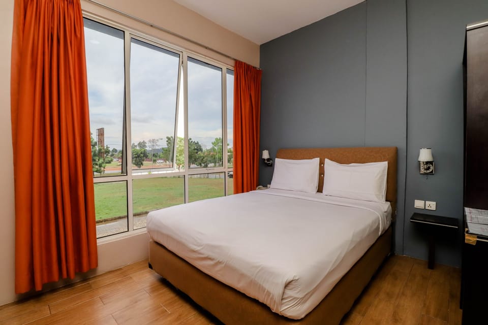Deluxe Room | Desk, WiFi (free), bed sheets