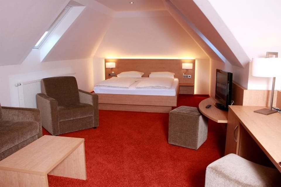 Comfort Double Room | In-room safe, desk, soundproofing, WiFi (free)