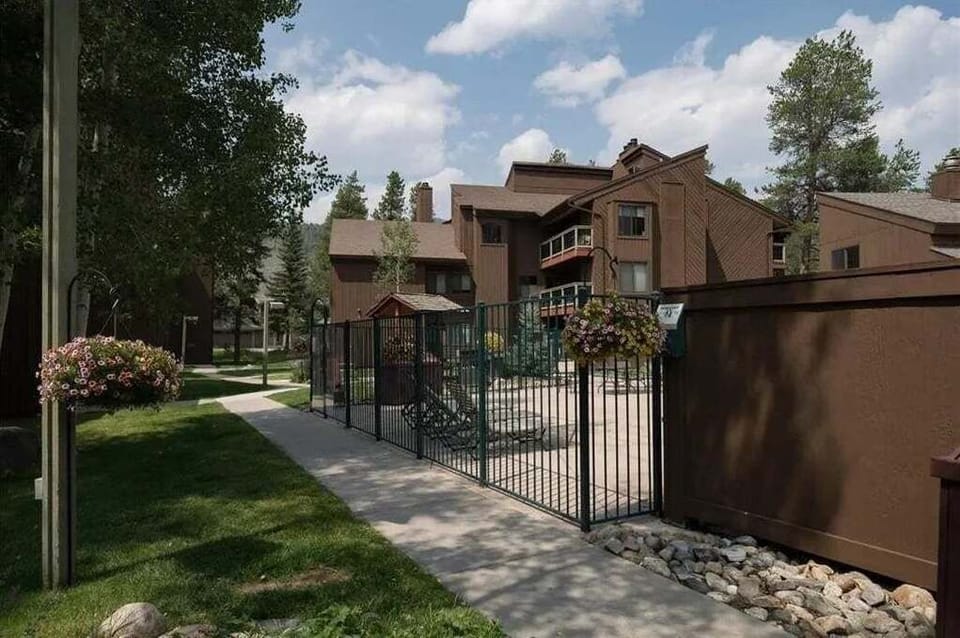 Condo, 3 Bedrooms | Property grounds