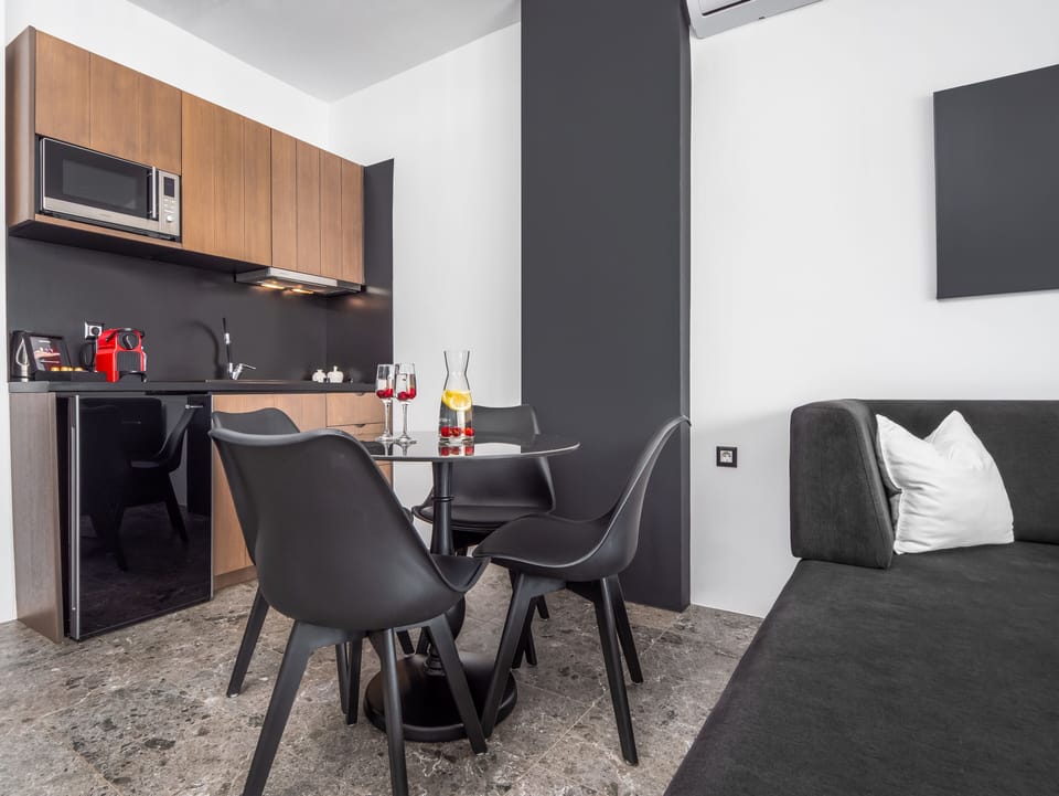 Panoramic Suite | Private kitchen | Espresso maker, coffee/tea maker, electric kettle