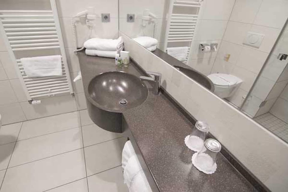 Shower, towels