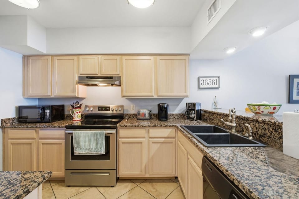 Condo, 1 Queen Bed with Sofa bed (Broadmoor 102) | Private kitchen | Oven, toaster