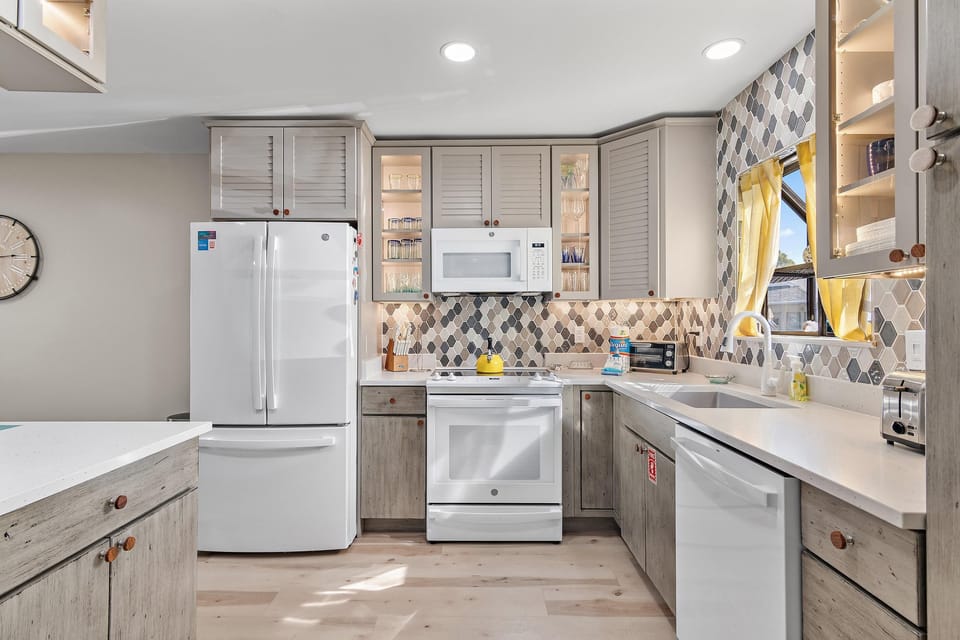 House, Multiple Beds (Misty Cove 206- Misty Cove Escape) | Private kitchen