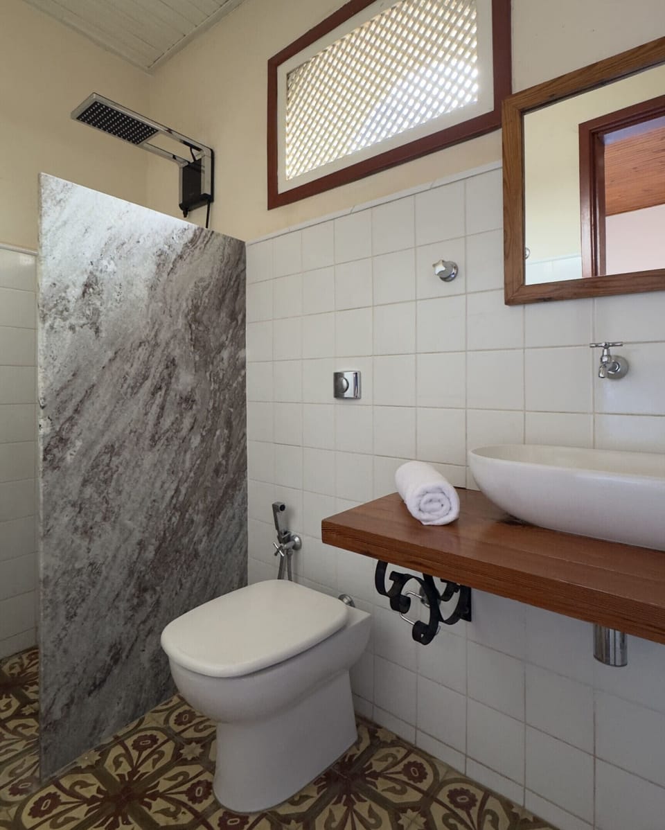 Superior Twin Room | Bathroom | Shower, bidet, towels, soap