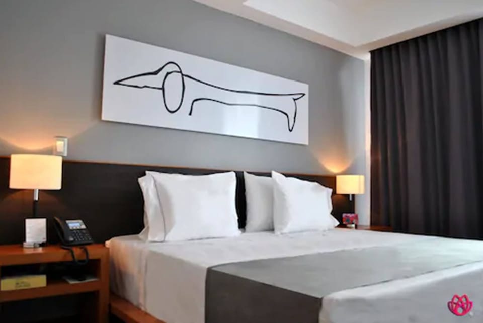 Standard Room, 1 King Bed | In-room safe, desk, iron/ironing board, free WiFi