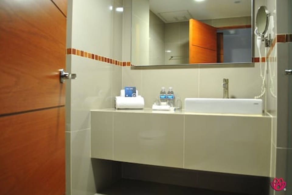 Executive Room, 1 King Bed | Bathroom sink