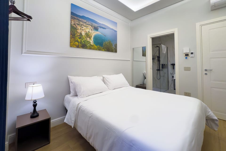 Double or Twin Room | In-room safe, desk, laptop workspace, blackout drapes