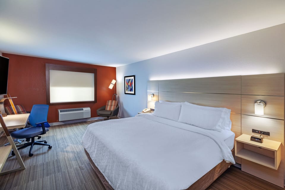 Hypo-allergenic bedding, in-room safe, desk, blackout drapes