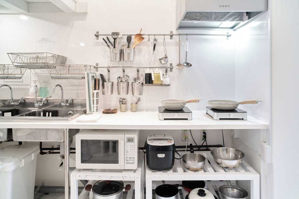 Coffee/tea maker, full-size fridge, microwave, stovetop