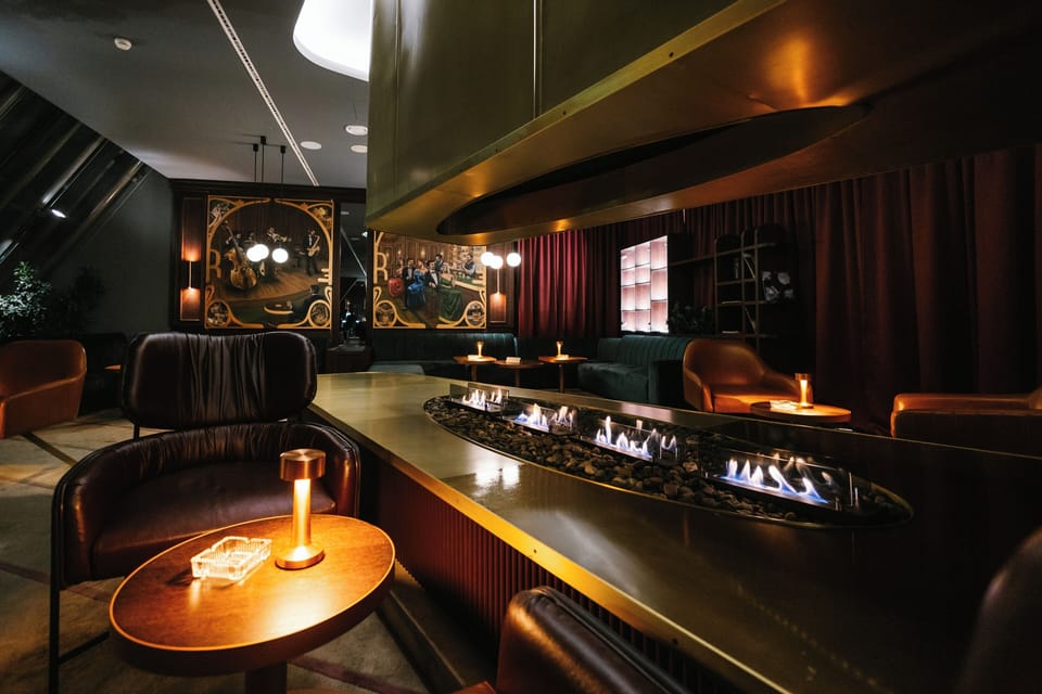 2 restaurants, lunch, dinner served; international cuisine