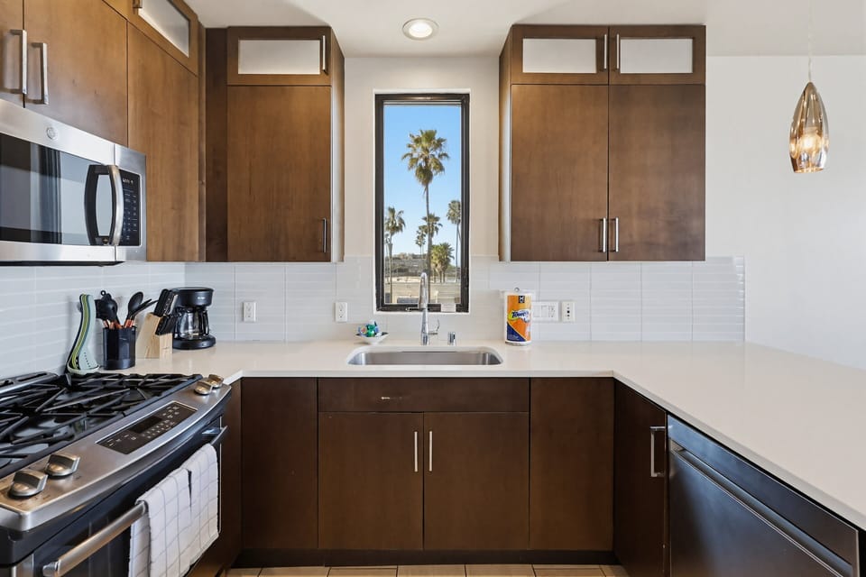 Condo, Multiple Beds, Balcony, Ocean View | Private kitchen
