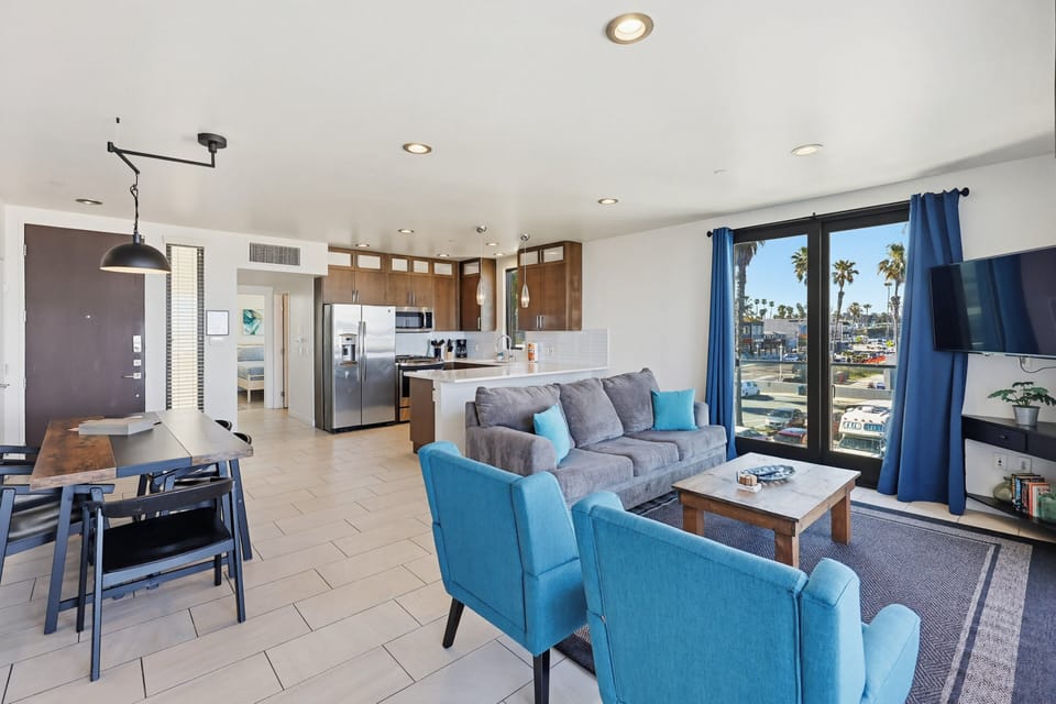 Condo, Multiple Beds, Balcony, Ocean View | Living area