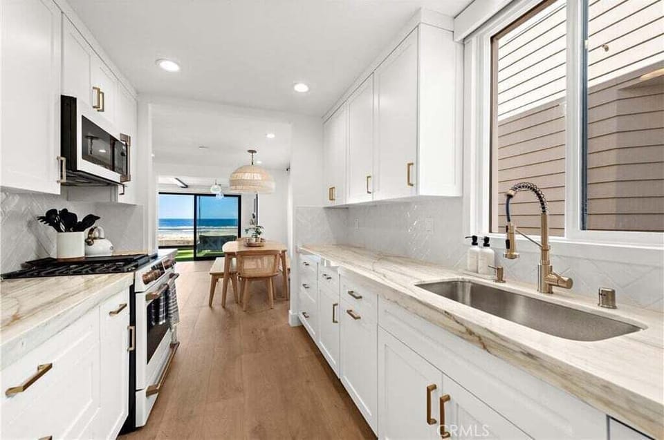 House, Multiple Beds, Hot Tub, Ocean View | Private kitchen