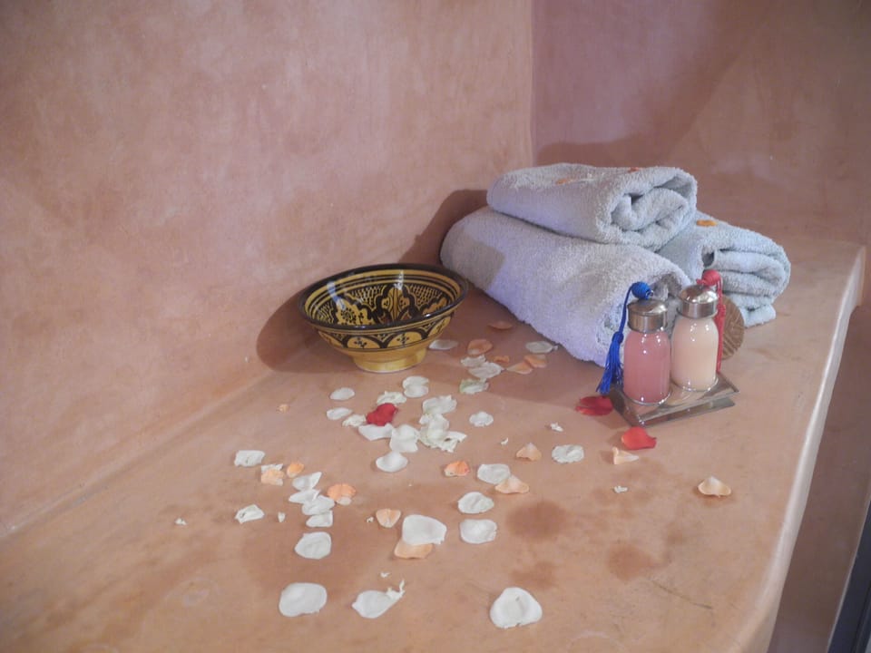 Shower, rainfall showerhead, free toiletries, hair dryer