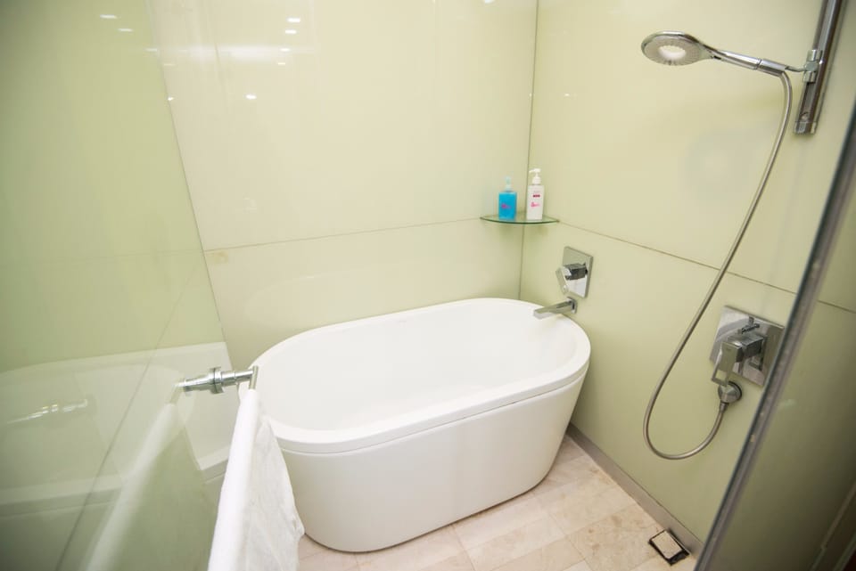Deep soaking bathtub