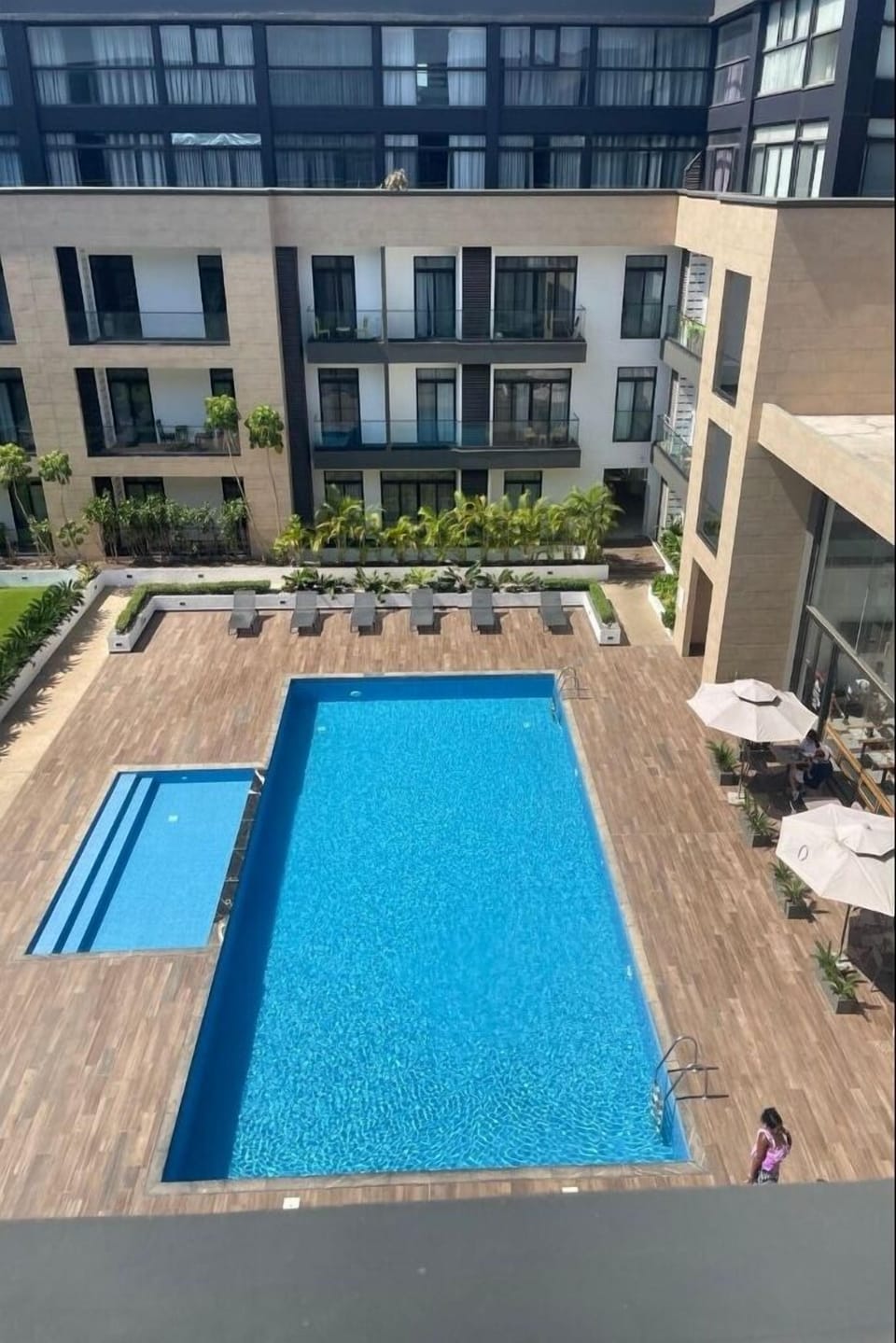 3 outdoor pools, free cabanas, pool umbrellas