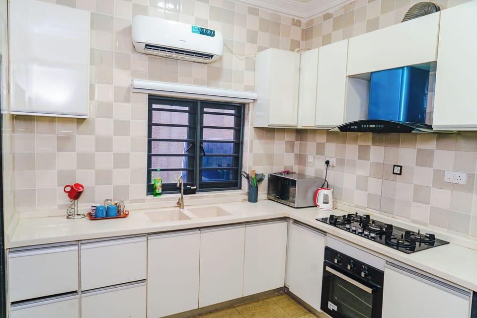 Apartment, Non Smoking, Air conditioning | Private kitchen | Full-size fridge, oven, cookware/dishes/utensils