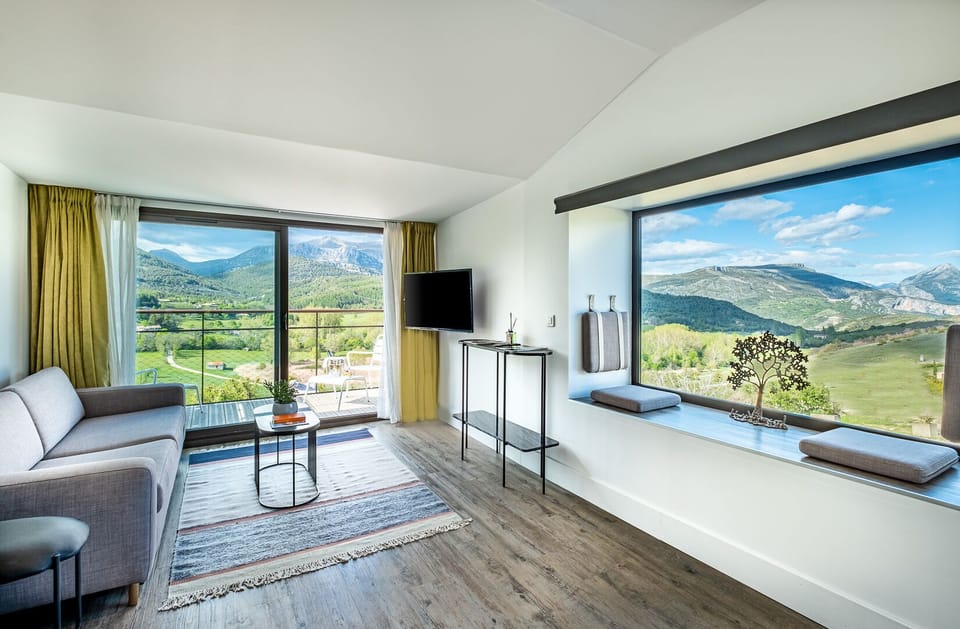 Suite (Olive) | Living area | Flat-screen TV