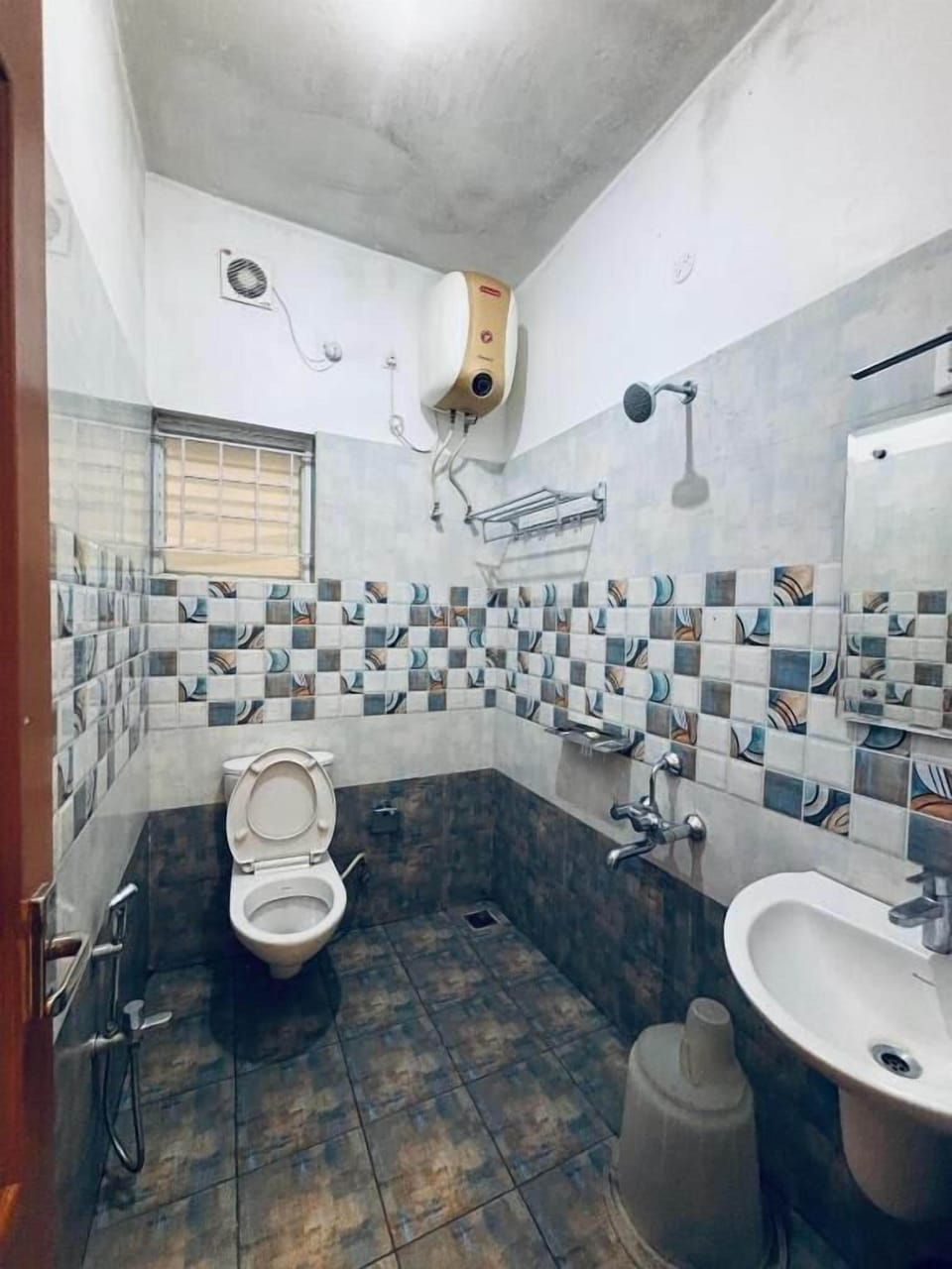 Shower, towels, soap, shampoo