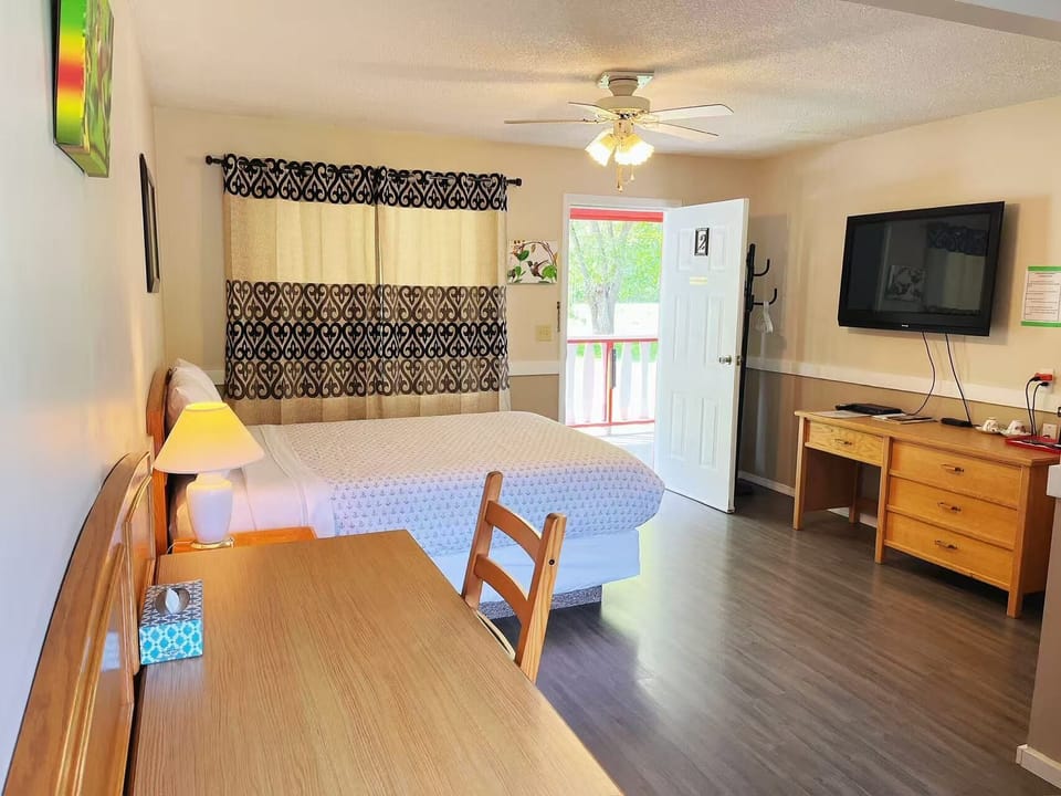 Double Room 8, Garden View | Premium bedding, desk, WiFi (free), bed sheets