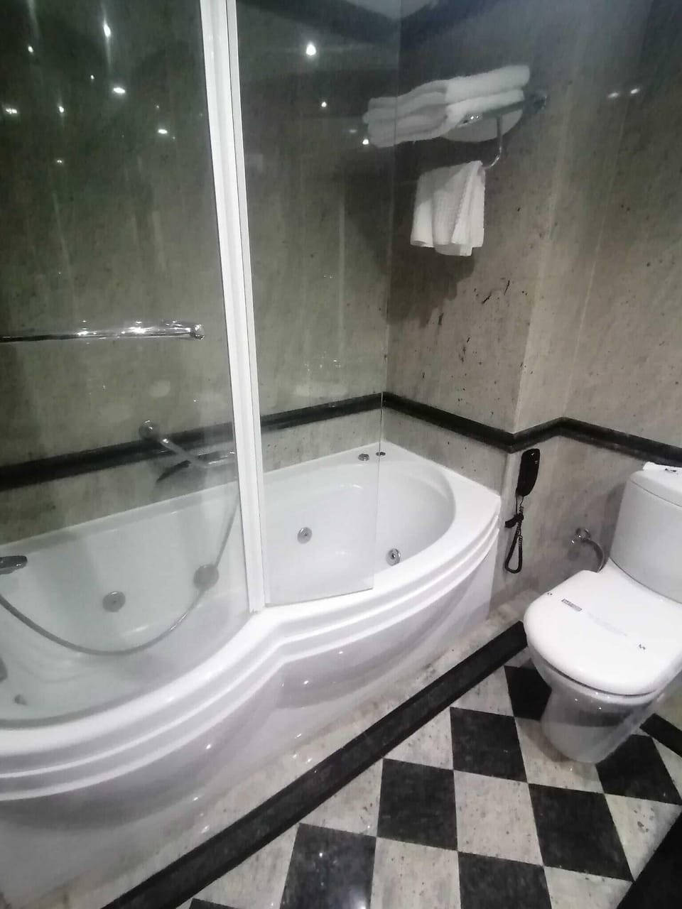 Deluxe Suite, City View | Bathroom | Hair dryer, slippers, towels, soap