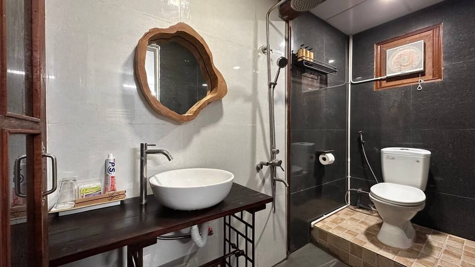 Basic Double Room | Bathroom | Shower, hair dryer, bidet, towels