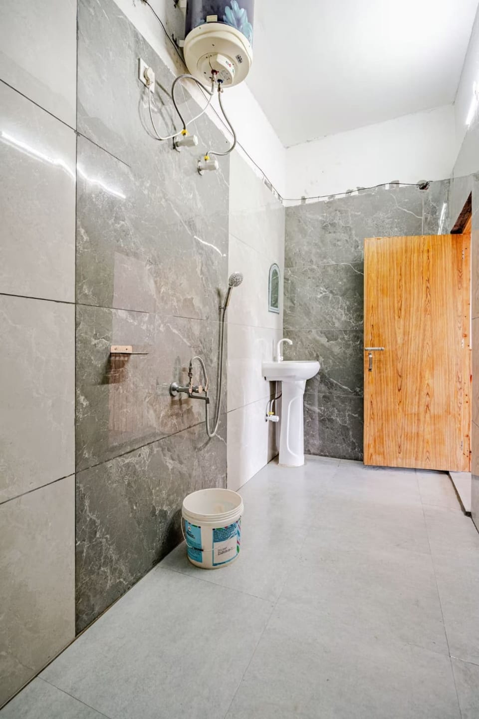 Luxury Room | Bathroom | Shower, free toiletries, soap, shampoo