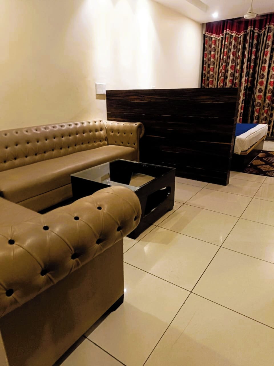 Family Room | Desk, laptop workspace, free WiFi