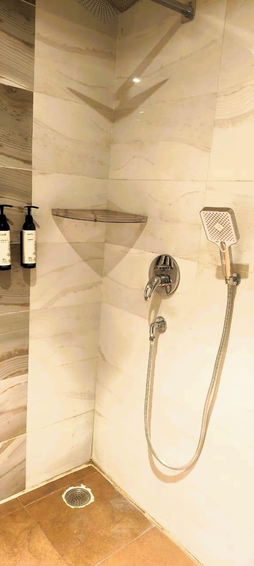 Triple Room | Bathroom | Shower, free toiletries, towels, toilet paper