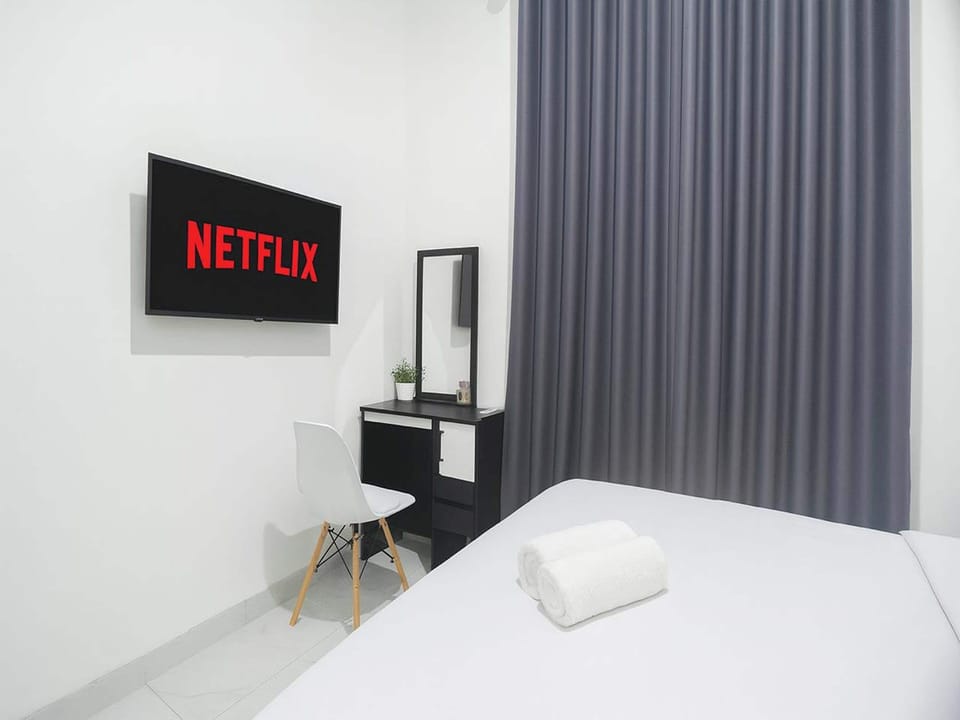 Desk, blackout drapes, free WiFi, bed sheets