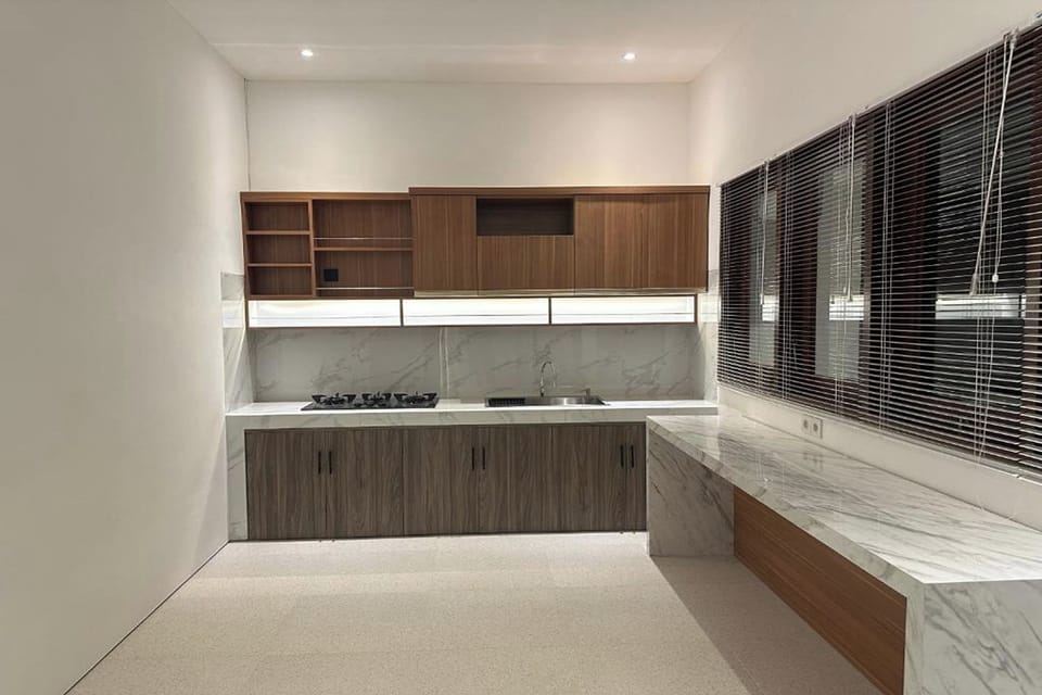 Deluxe Double Room | Shared kitchen | Fridge, microwave, dining tables