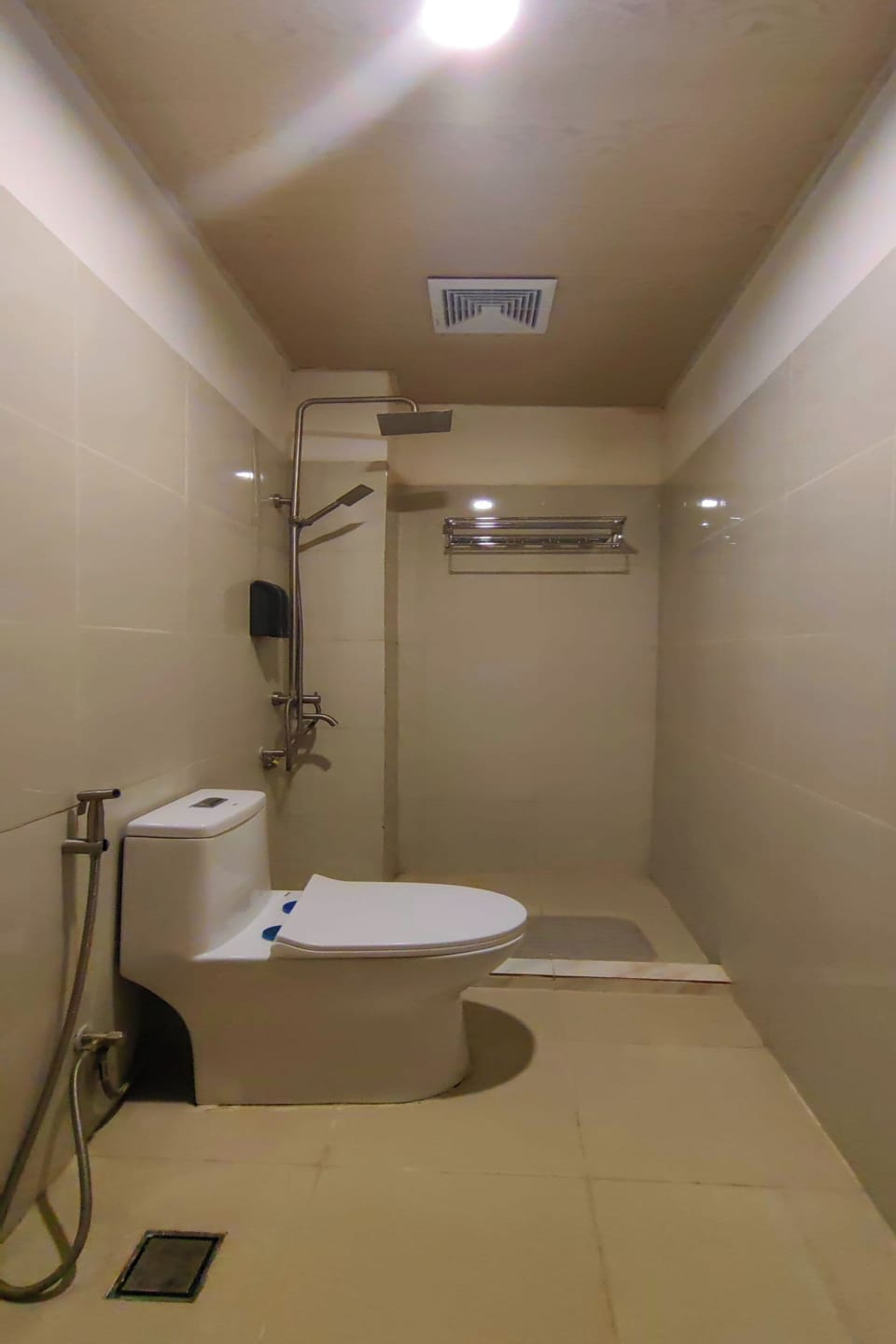 Double Room | Bathroom | Shower, rainfall showerhead, free toiletries, towels