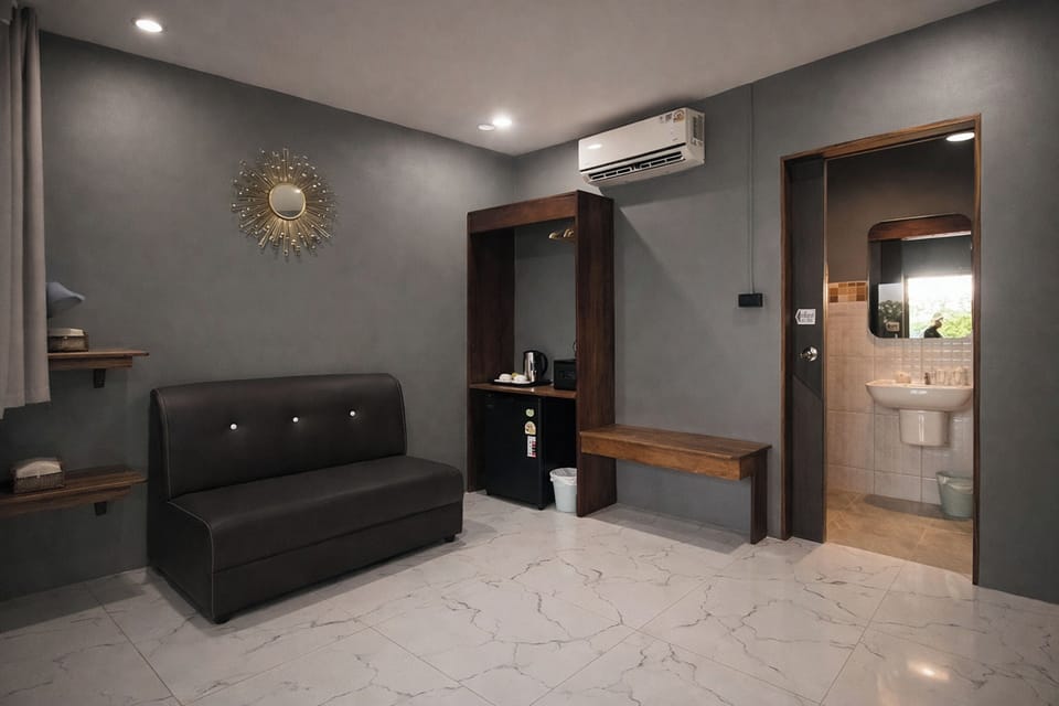 Triple Room | In-room safe, desk, blackout drapes, free WiFi