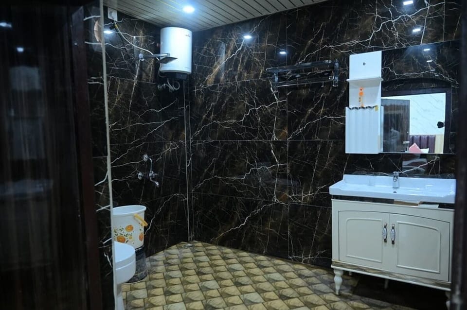Deluxe Double Bedroom | Bathroom | Shower, free toiletries, soap, shampoo