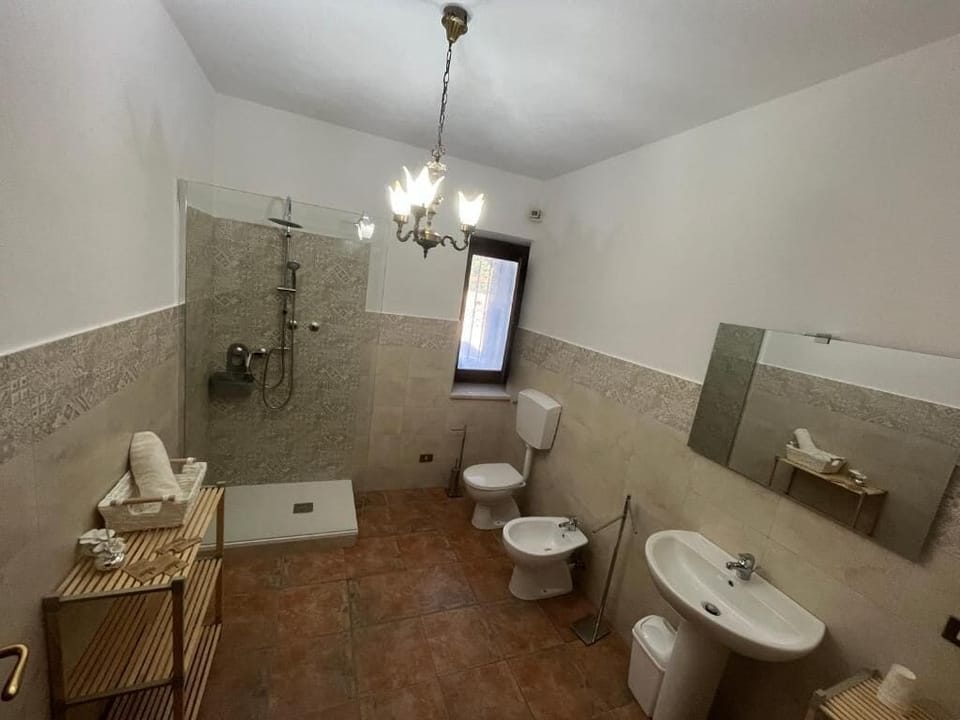 Deluxe Double Room, Garden View | Bathroom | Shower, free toiletries, hair dryer, bidet