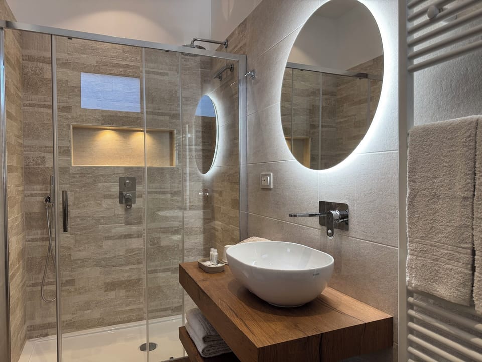 Deluxe Suite | Bathroom | Free toiletries, hair dryer, slippers, bidet