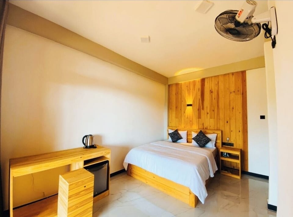 Deluxe Room, 1 Double Bed, Non Smoking, Mountain View | Iron/ironing board, free WiFi