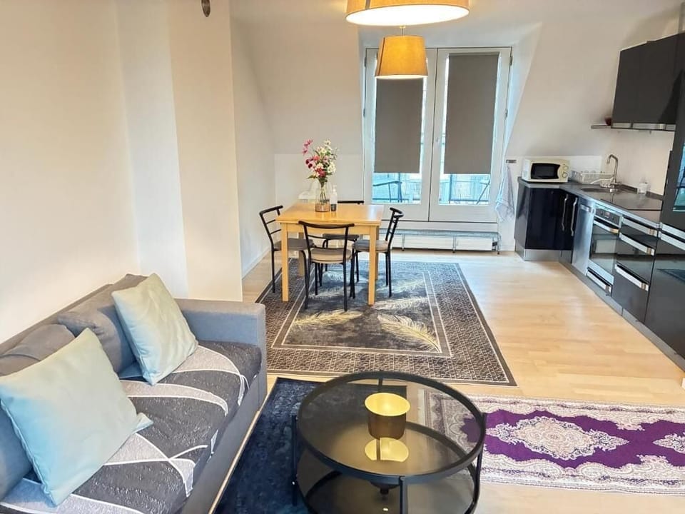 Apartment, 3 Bedrooms, Smoking, Balcony | Living room