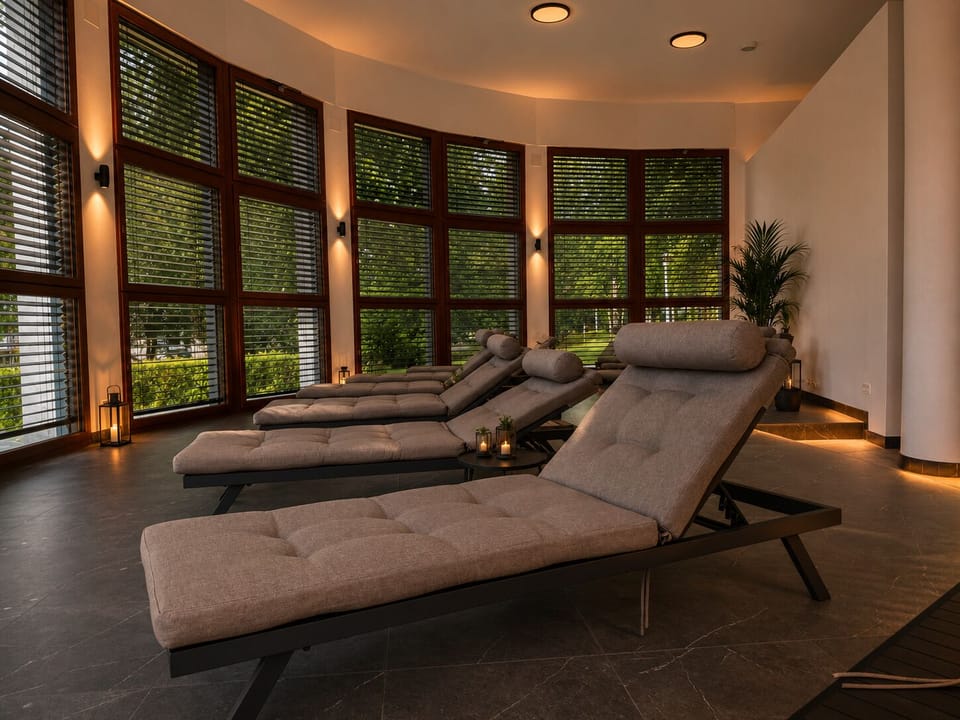 Sauna, steam room, 3 treatment rooms, massages